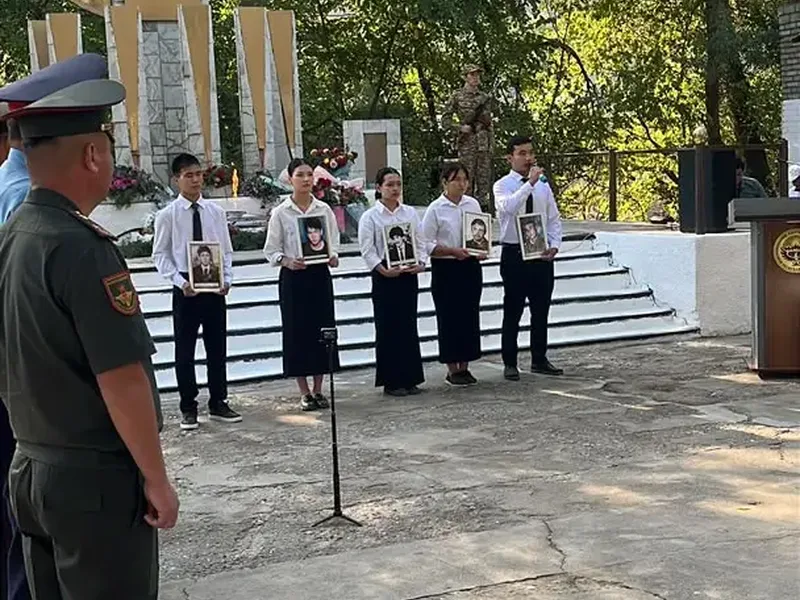 Фотография 2 — Баткен окуясында курман болгон жоокерлерди эскерүүнүн 27 жылдыгына арналган иш-чара өткөрүлдү