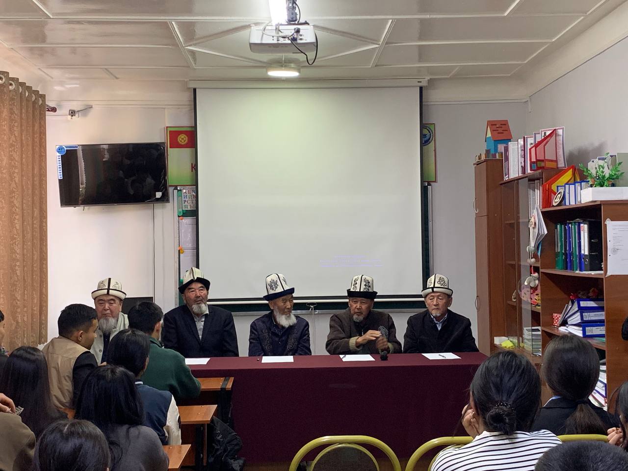 Борбордук Азия колледжинде «Аталар сөзү — акылдын көзү» аттуу темада тегерек стол өткөрүлдү (14.03.2025ж). post thumbnail image