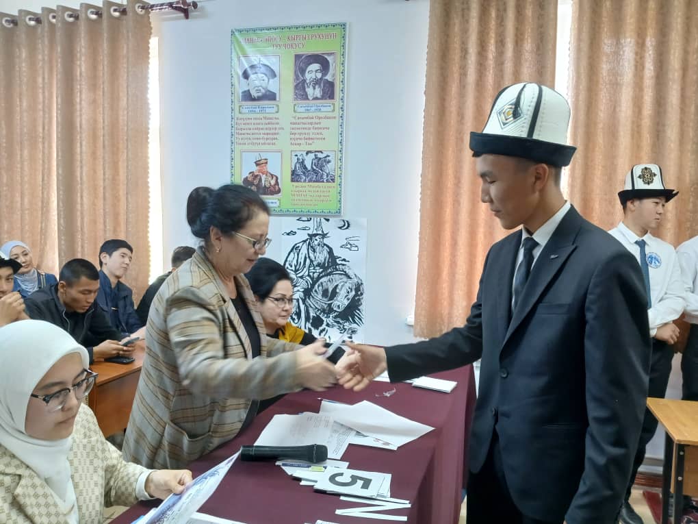 Борбордук Азия колледжинде “Мен Манастын урпагымын” аттуу жаш манасчылар сынагы өттү (18.03.2025-20.03.2025) post thumbnail image