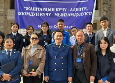 Борбордук Азия колледжинин студенттери Майлуу-Суу шаарынын Прокуратурасынын демилгеси менен Майлуу-Суу шаарынын Маданият үйүндө уюштурулган «Зомбулукка каршы — биз бирге! Жарык келечек — билимде» аттуу форумга активдүү катышышты (03.10.2025ж).