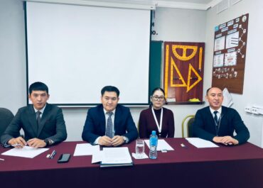 Майлуу-Суу шаарынын прокурору менен Борбордук Азия колледжинин студенттери «Жаштар коррупцияга жана тыюу салынган дары-дармектерге каршы» аттуу темасында жолугушуу өткөрүштү (23.10.2025ж).