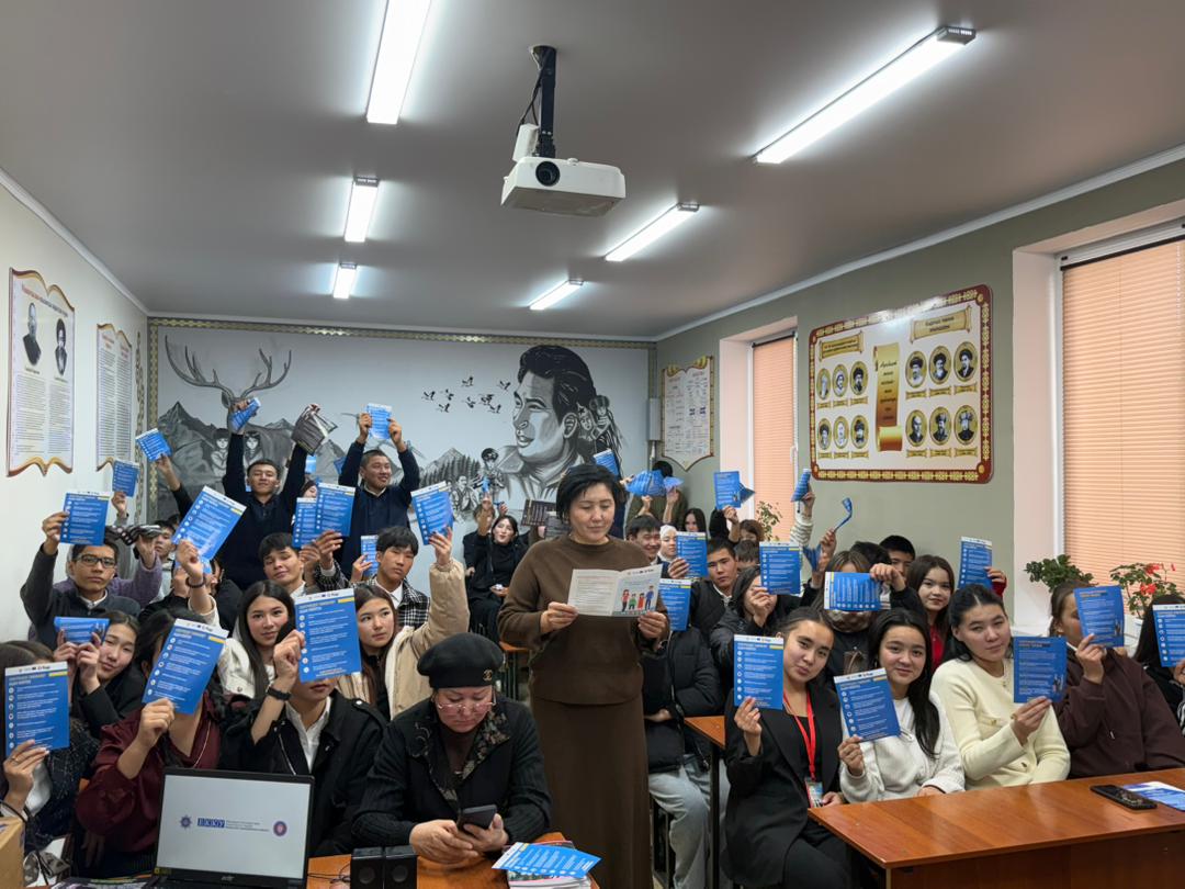 Борбордук Азия колледжинин студенттери менен  Майлуу-Суу шаарынын ден-соолукту чыңдоо борборунун мед айымы «Зыяндуу заттардан алыс болуу» аттуу темасында жолугушуу болду (07.11.2025ж.). post thumbnail image